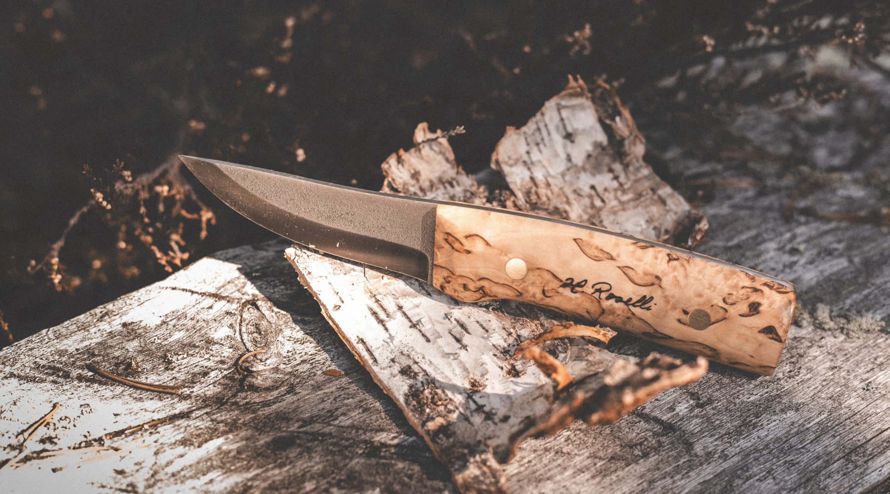 Roselli's handmade Finnish hunting knife in model "Hunting knife full tang" with handle made of curly birch